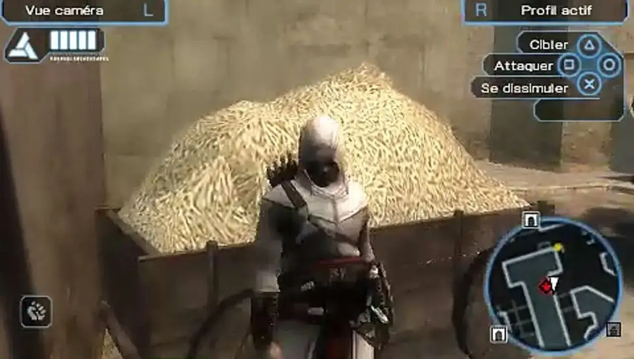 Postać z gry Assassin's Creed Bloodlines w białym kapturze stoi przed stogiem siana.