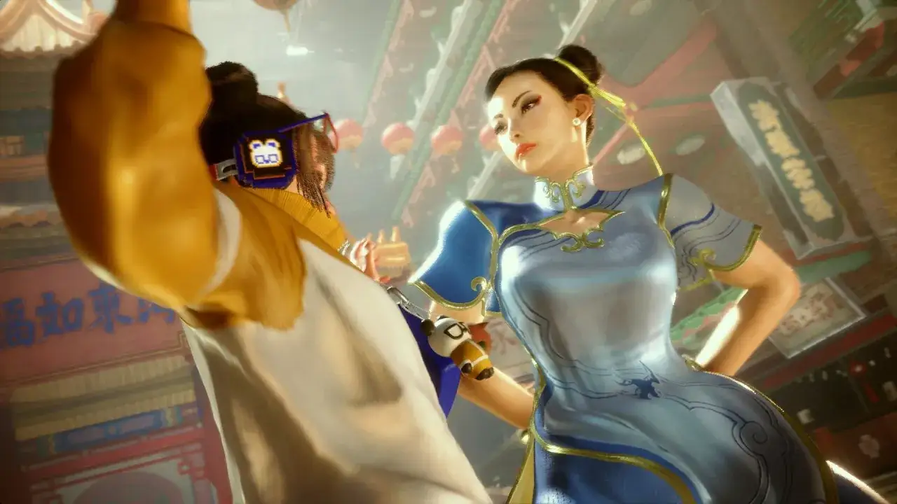 Chun-Li w błękitnej sukience i jej przeciwnik w żółtej szacie, gotowi do walki na tle azjatyckiej ulicy.