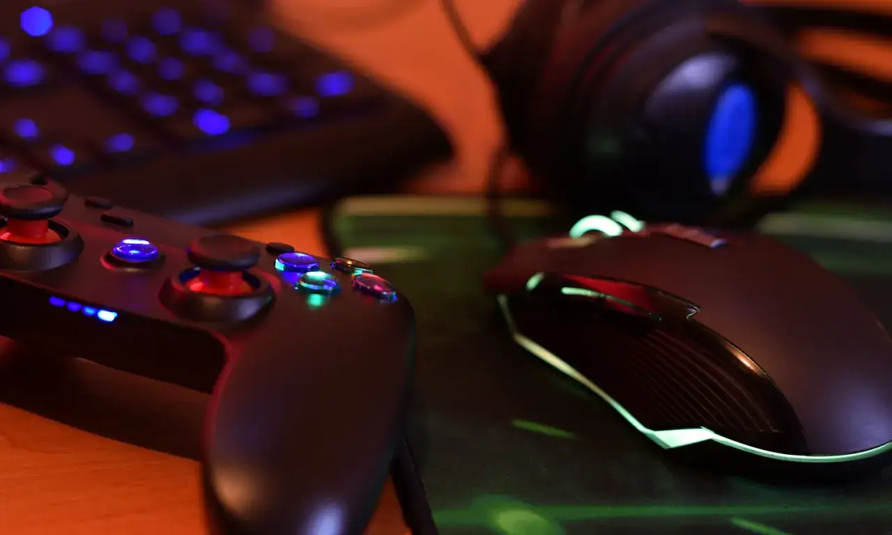Gamepad, myszka i klawiatura gamingowa. Zastanawiasz się, gdzie sprzedawać konta do gier?