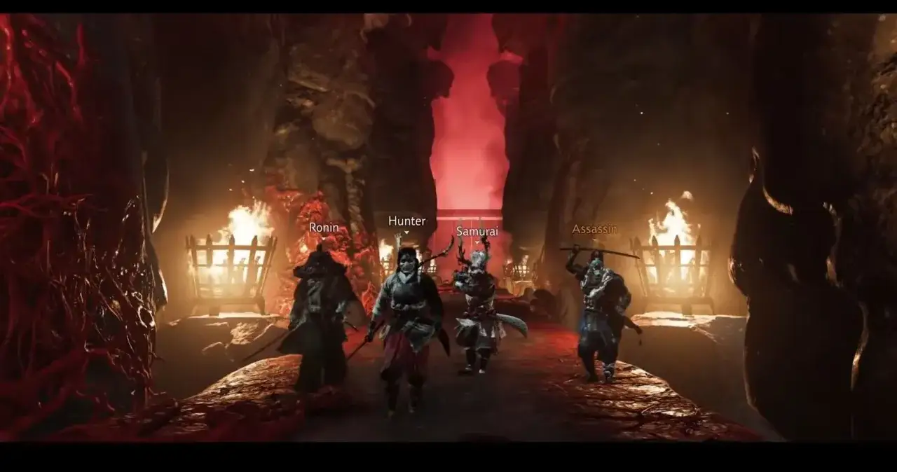 Czterech wojowników: Ronin, Hunter, Samurai i Assassin, w mrocznym, skalnym korytarzu z pochodniami. Tryb legend w Ghost of Tsushima.