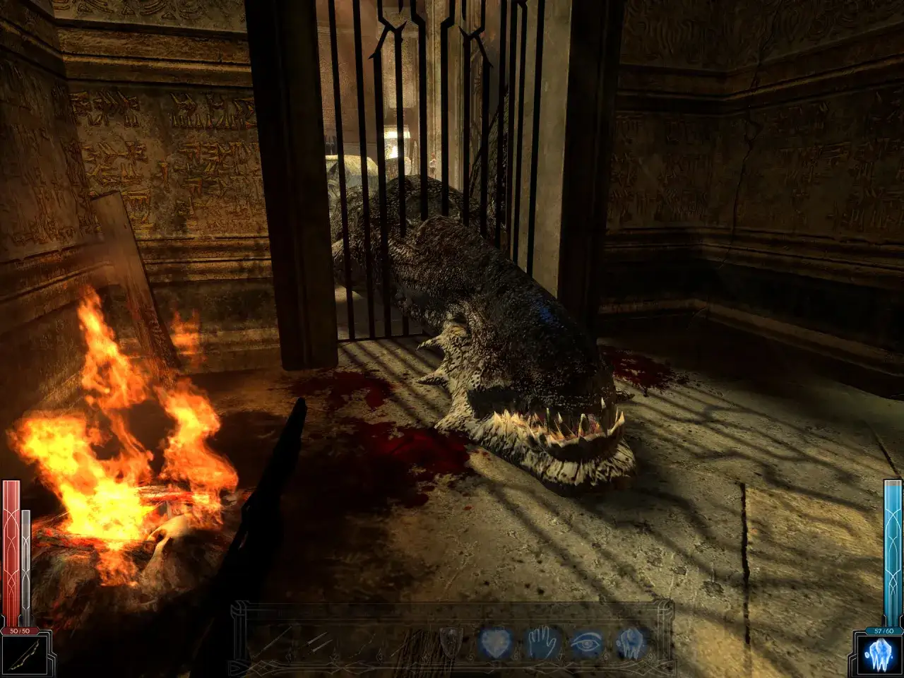 Potwór z zębami jak sztylety czeka za kratami w mrocznym lochu, jak w Dark Messiah of Might & Magic. Krew na ziemi i ogień obok.