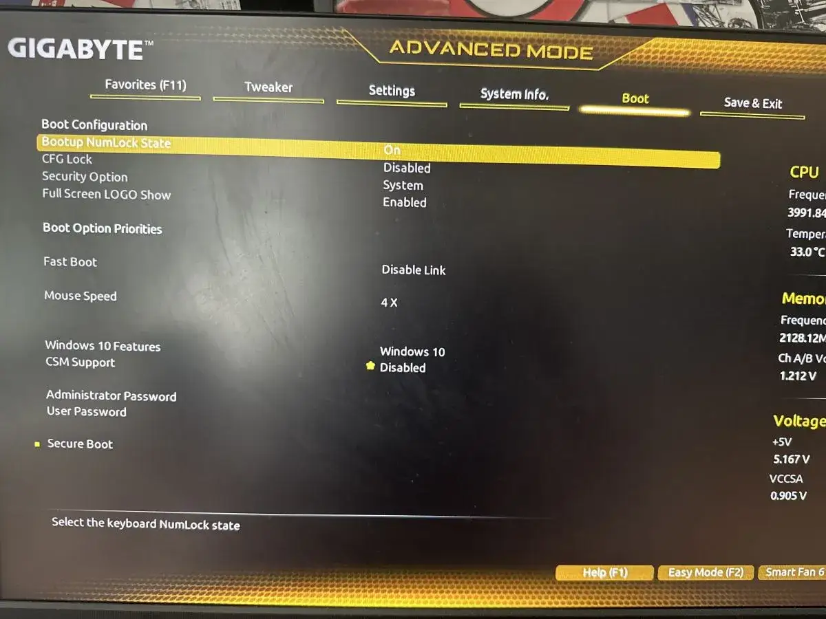BIOS Gigabyte, zakładka Boot. Włączanie TPM 2.0 może być związane z opcją Bootup NumLock State.