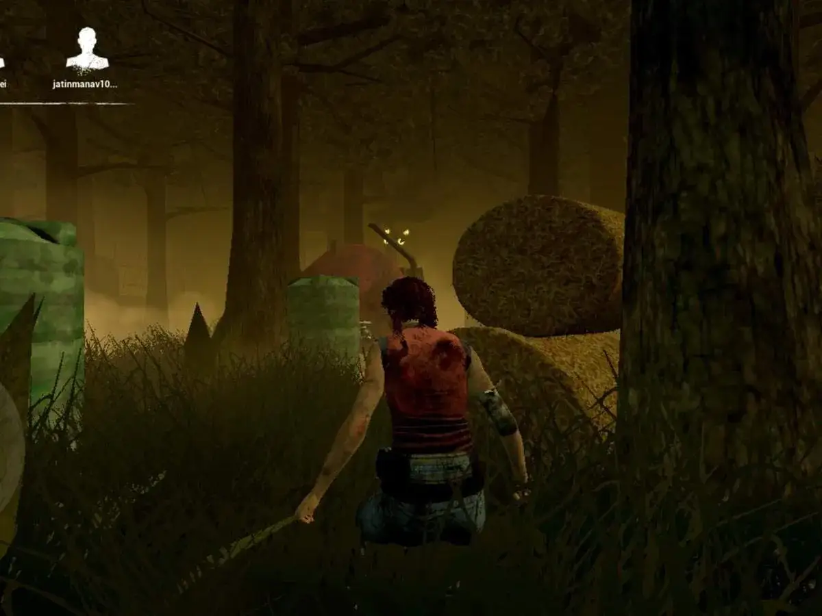 Dziewczyna w czerwonej kamizelce ukrywa się w trawie, grając w Dead by Daylight Mobile.