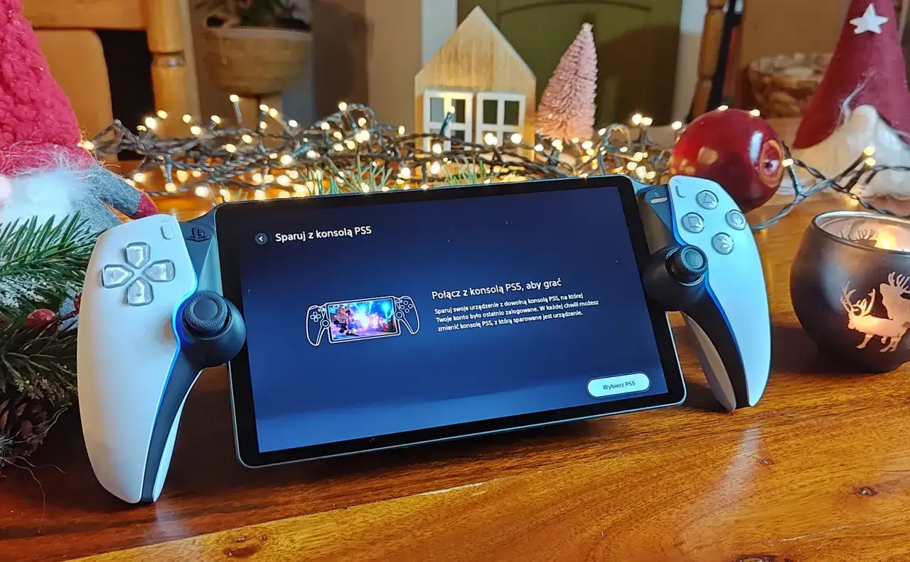 Urządzenie PlayStation Portal gotowe do sparowania z konsolą PS5. W tle świąteczne ozdoby i lampki.