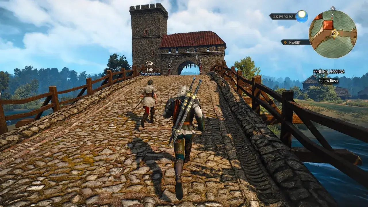 Geralt biegnie za Rosą var Attre przez kamienny most do bramy.
