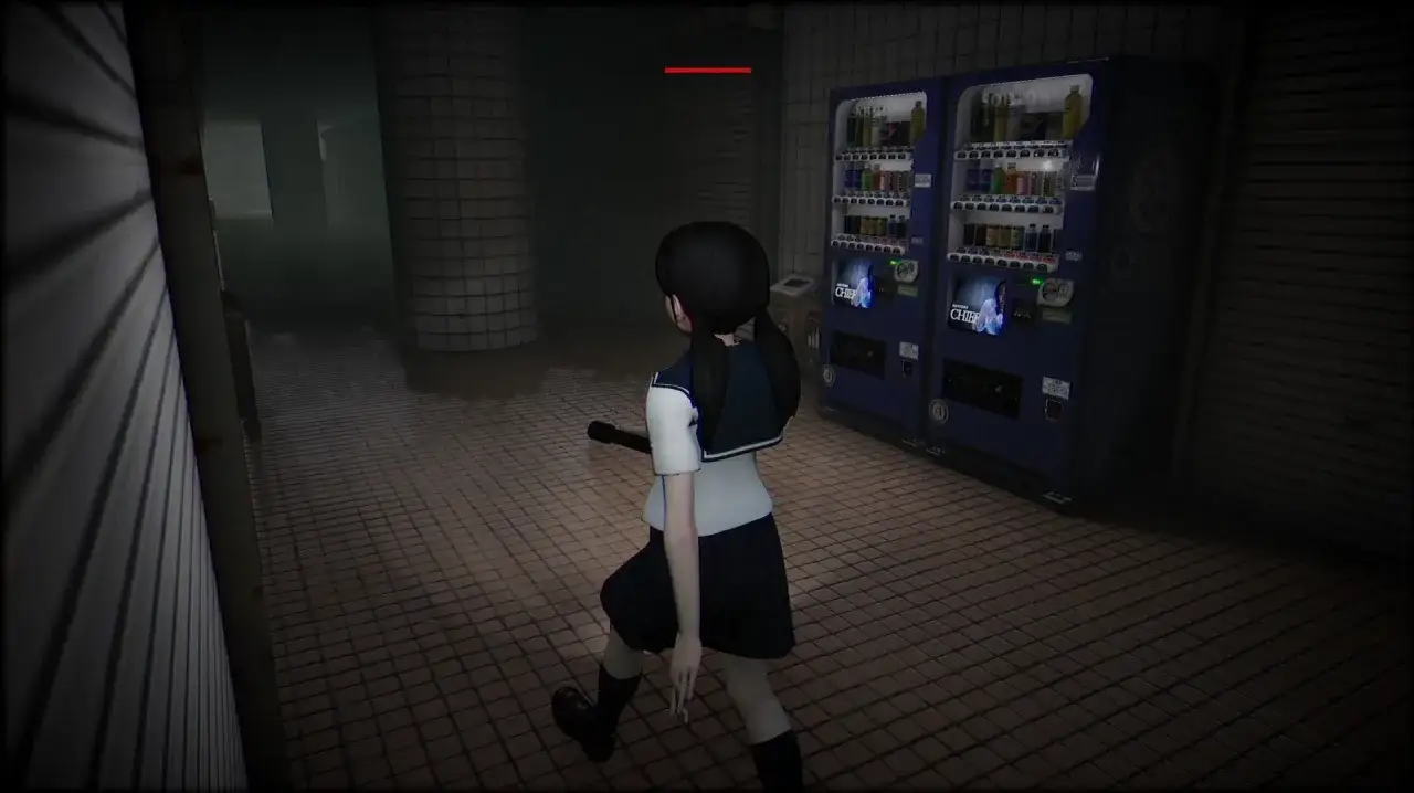 Dziewczyna w szkolnym mundurku z latarką idzie korytarzem obok automatów z napojami. Atmosfera sugeruje, że to może być początek koszmarnego corpse party.
