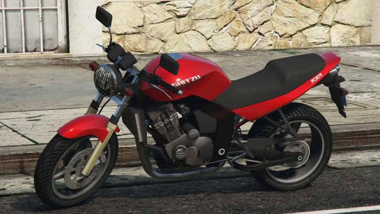 Czerwony motocykl z napisem