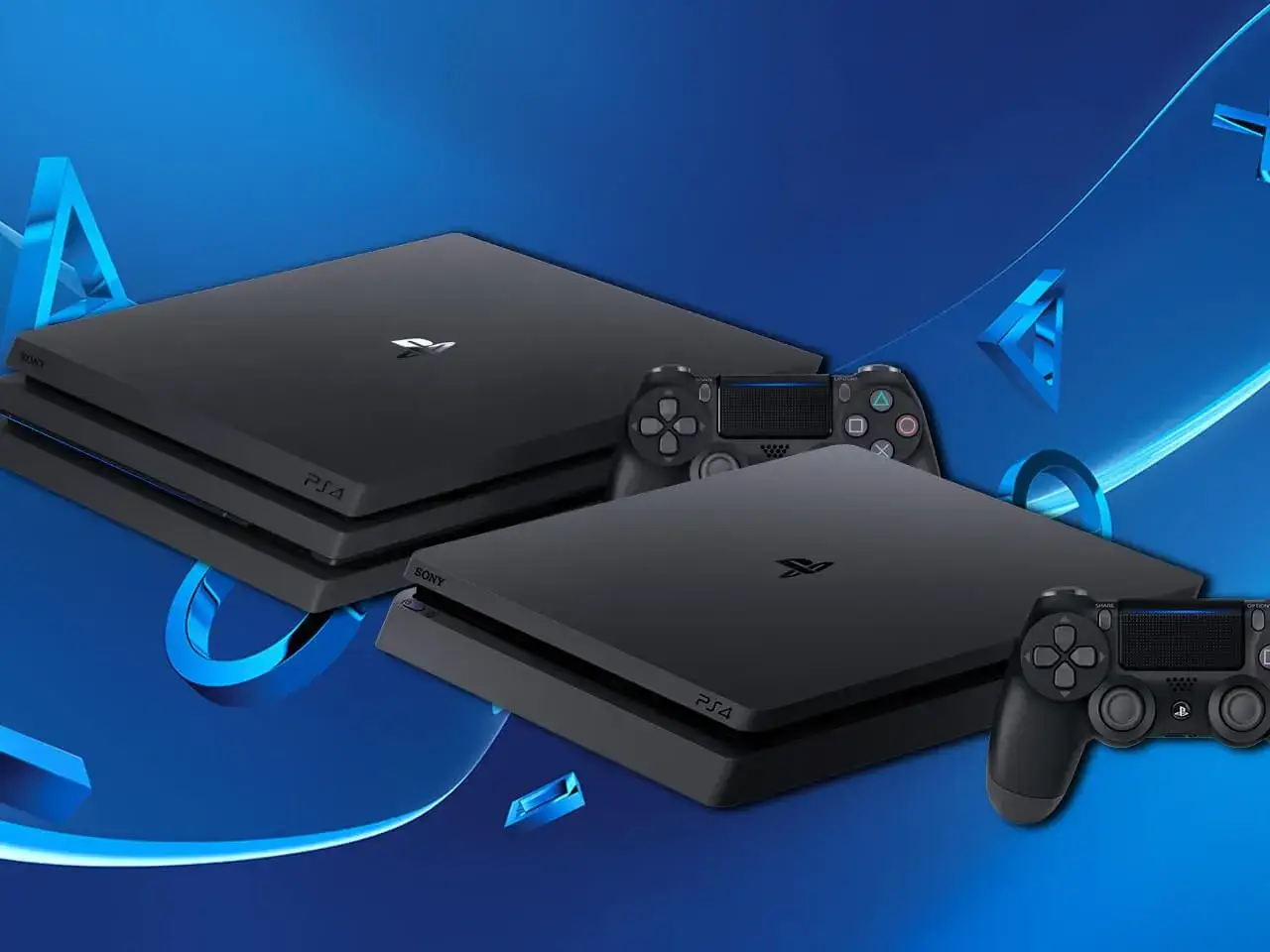 Dwie czarne konsole PlayStation 4 i dwa kontrolery DualShock 4 na niebieskim tle z symbolami PS. Pamiętasz, kiedy wyszło PS4?