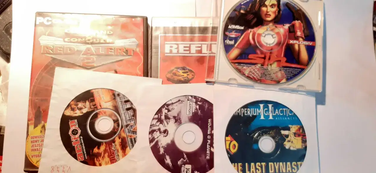 Kolekcja płyt z grami: Command & Conquer Red Alert 2, Ritual, Imperium Galactica II i inne stare gry komputerowe.