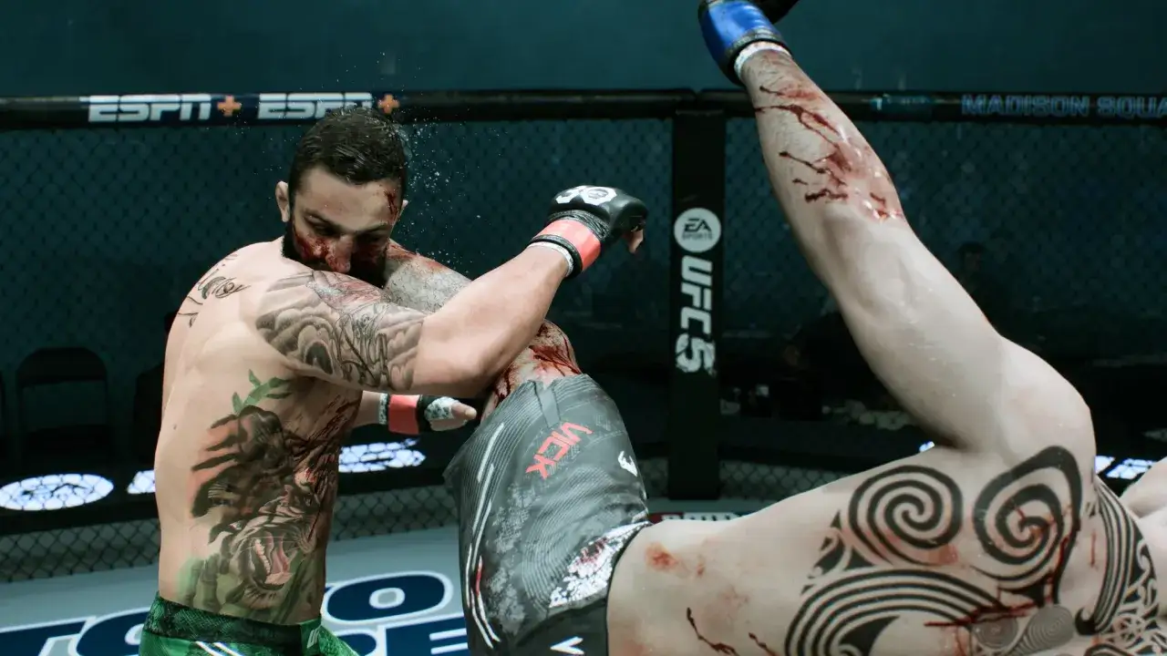 Intensywna walka w UFC gra. Krwawy cios w twarz, zawodnicy pokryci potem i ranami.