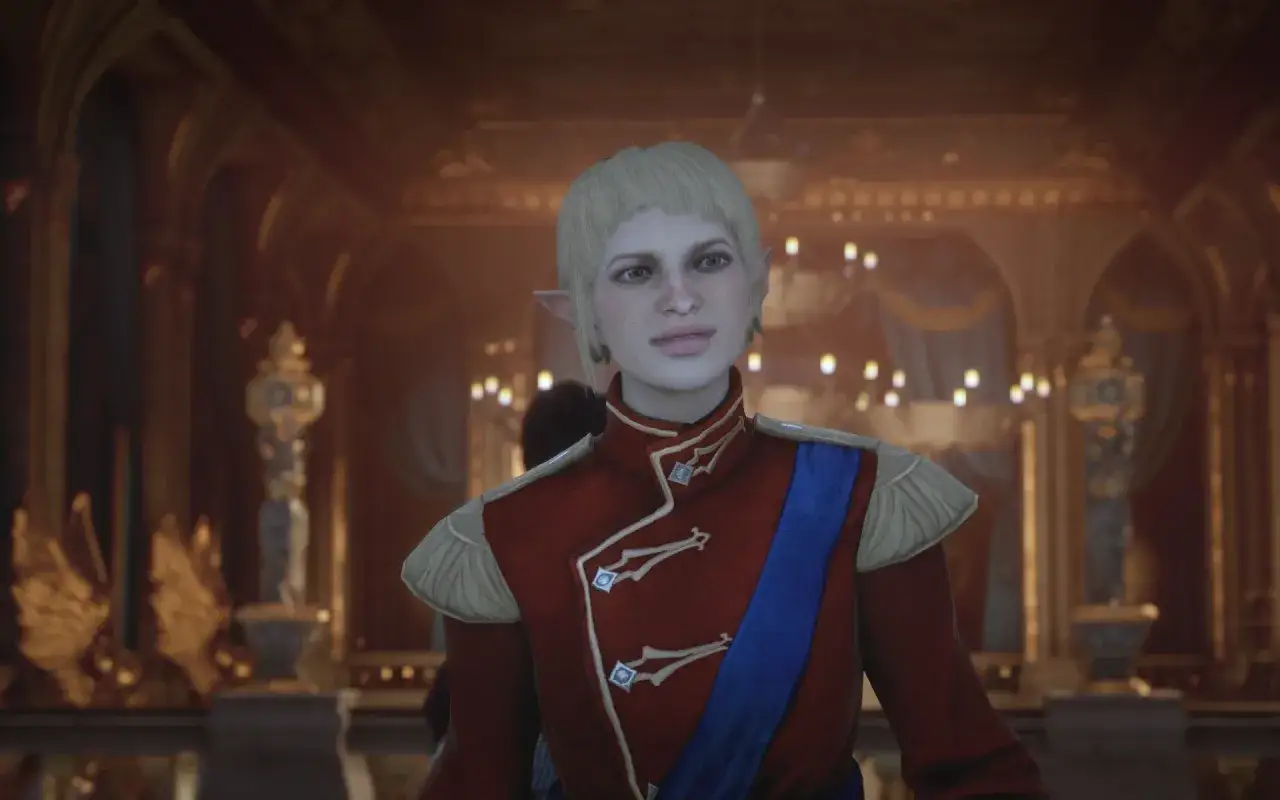 Sera z Dragon Age w czerwonym mundurze z niebieską szarfą, z uszami elfa i blond włosami, uśmiecha się w bogato zdobionej sali.