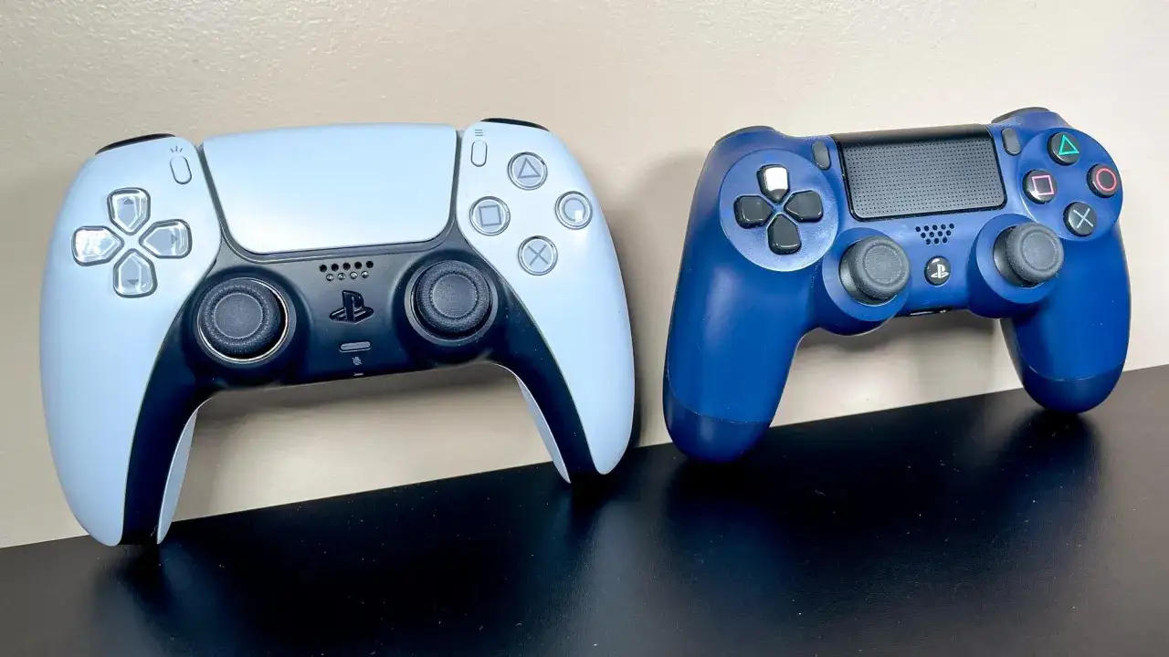 Porównanie kontrolerów: biały DualSense (PS5) i niebieski DualShock 4 (PS4). Czy pad od PS4 pasuje do PS5? Nie, ale oba są świetne!