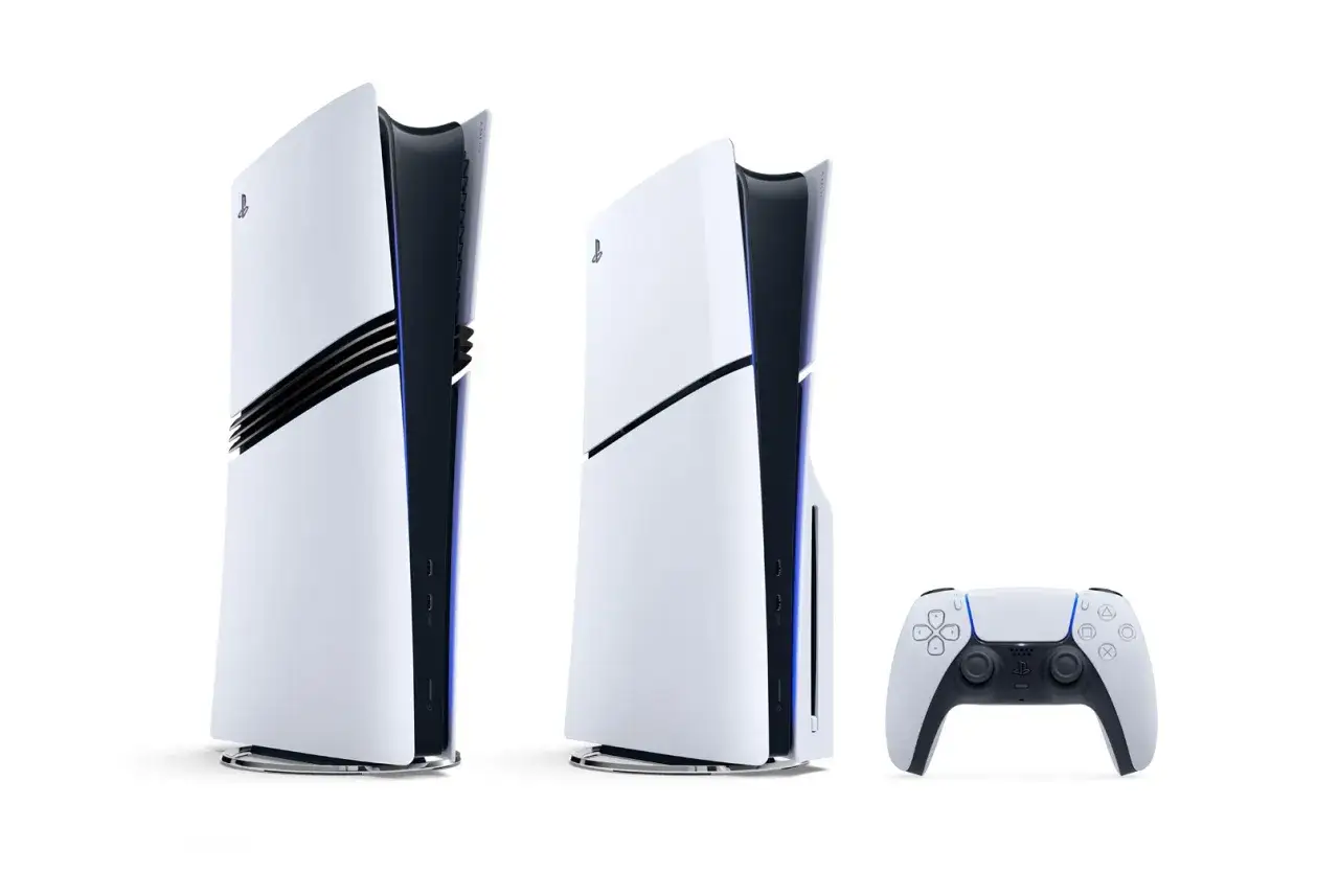 Dwie konsole PlayStation 5 i kontroler DualSense. Porównanie PS5 vs PS5 Pro.