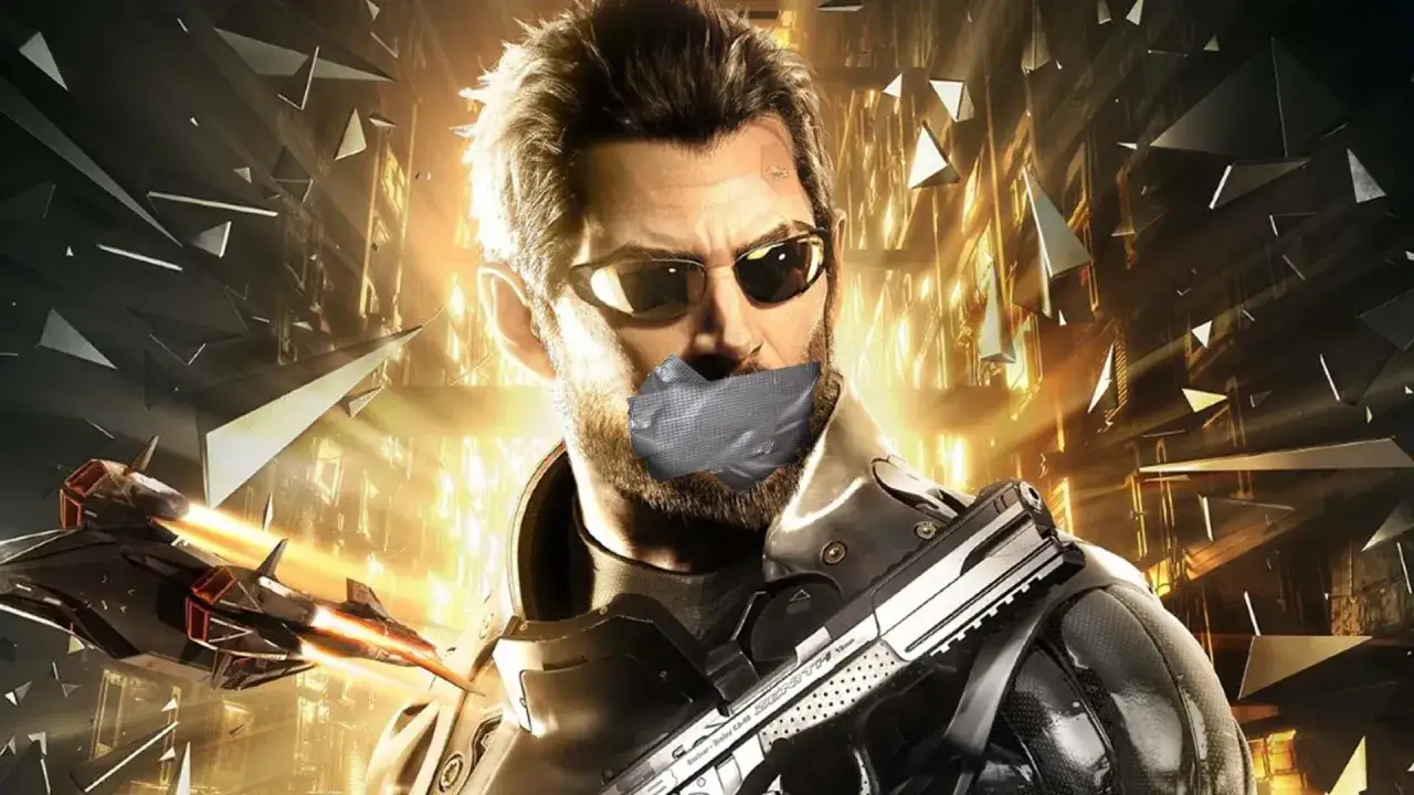 Adam Jensen z zaklejoną taśmą ustami, gotów do walki w świecie Deus Ex: Bunt Ludzkości.